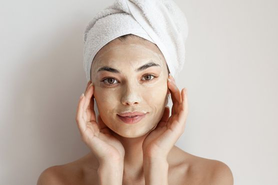 mujer con mascarilla en el rostro mira a camara